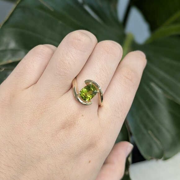 2.1cts Peridot Ring in 14K Solid Gold | Solitaire Ring | Bypass Shank - Picture 3 of 8